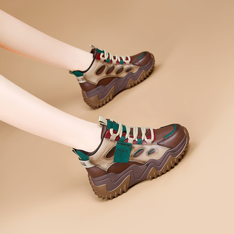 Ženske kožne tenisice u stilu dad shoes, visoki klin 6-8 cm, gornji dio od dvostruke kože, vezanje, PU đon
