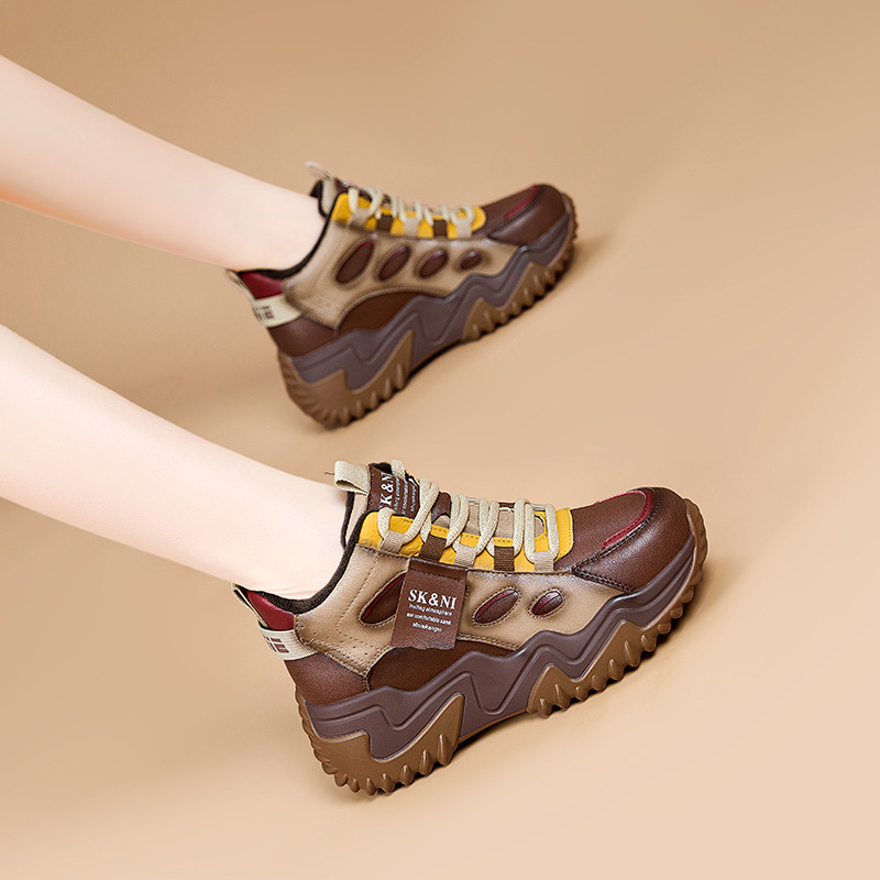 Ženske kožne tenisice u stilu dad shoes, visoki klin 6-8 cm, gornji dio od dvostruke kože, vezanje, PU đon