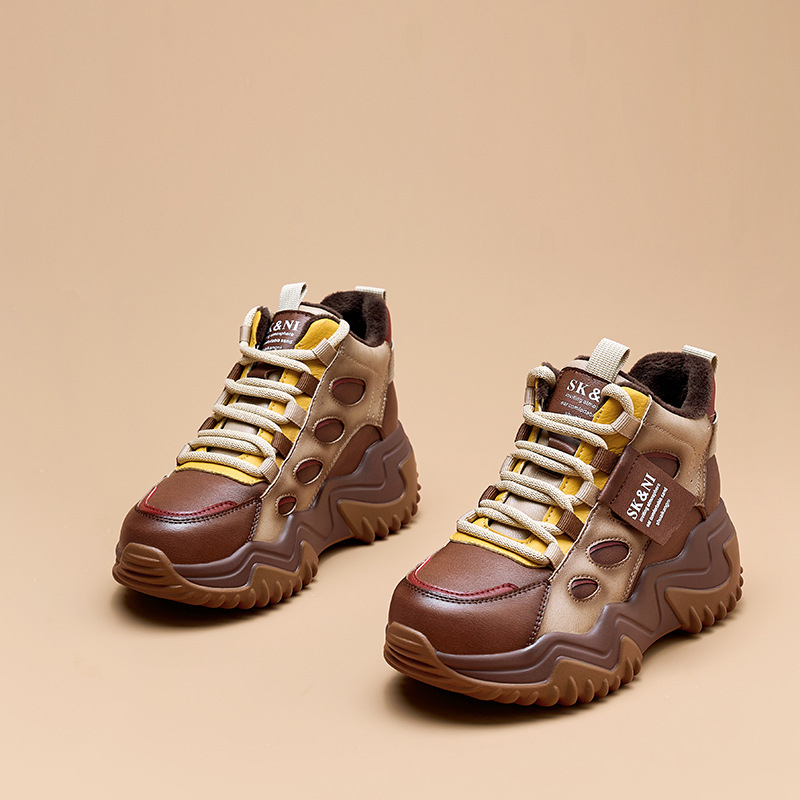 Ženske kožne tenisice u stilu dad shoes, visoki klin 6-8 cm, gornji dio od dvostruke kože, vezanje, PU đon