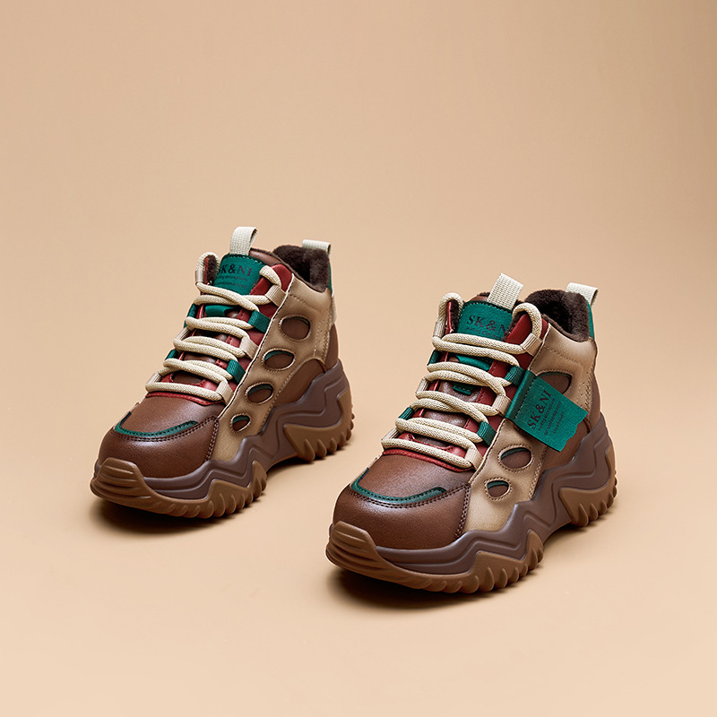 Ženske kožne tenisice u stilu dad shoes, visoki klin 6-8 cm, gornji dio od dvostruke kože, vezanje, PU đon