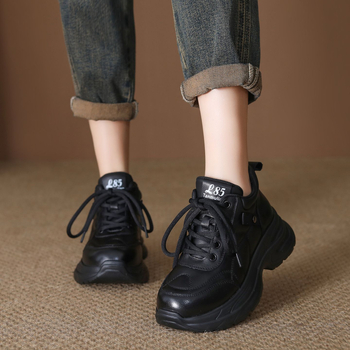 Ženske tenisice u stilu dad shoes od kože prvog sloja – srednje visoke, vezanje, debela gumena pjena potplata, visina pete 6–8 cm