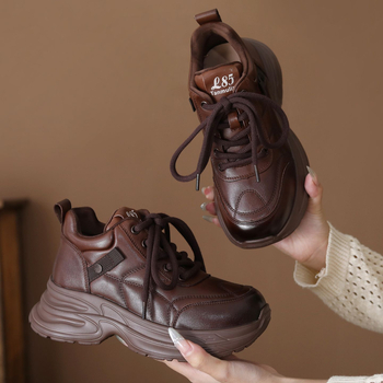 Ženske tenisice u stilu dad shoes od kože prvog sloja – srednje visoke, vezanje, debela gumena pjena potplata, visina pete 6–8 cm
