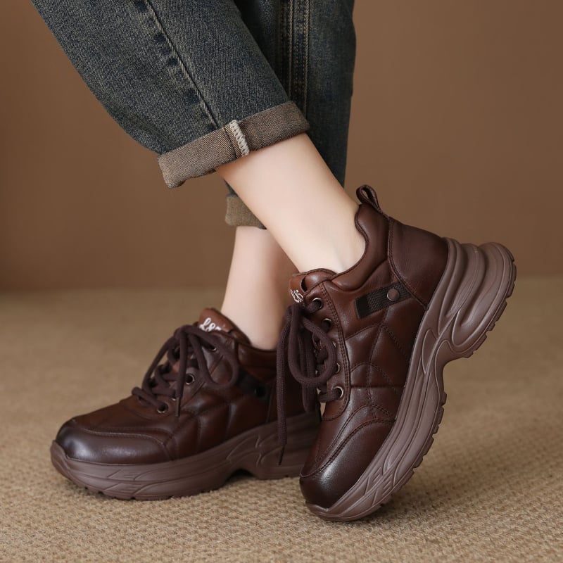 Ženske tenisice u stilu dad shoes od kože prvog sloja – srednje visoke, vezanje, debela gumena pjena potplata, visina pete 6–8 cm