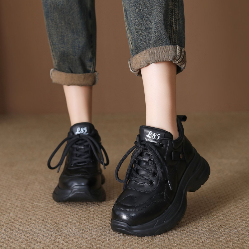 Ženske tenisice u stilu dad shoes od kože prvog sloja – srednje visoke, vezanje, debela gumena pjena potplata, visina pete 6–8 cm