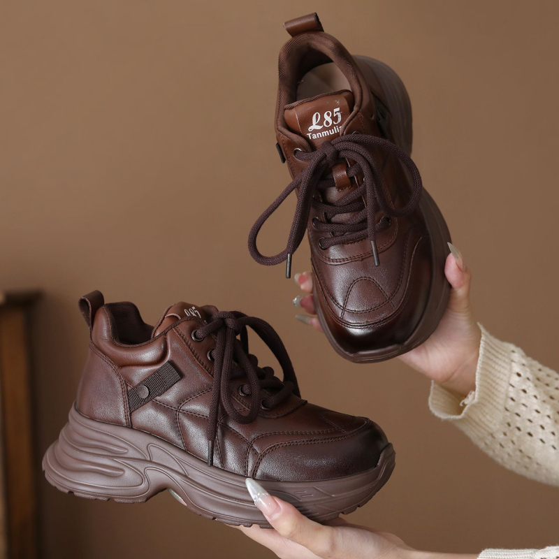 Ženske tenisice u stilu dad shoes od kože prvog sloja – srednje visoke, vezanje, debela gumena pjena potplata, visina pete 6–8 cm
