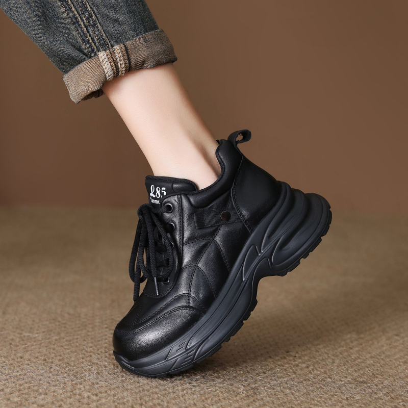 Ženske tenisice u stilu dad shoes od kože prvog sloja – srednje visoke, vezanje, debela gumena pjena potplata, visina pete 6–8 cm