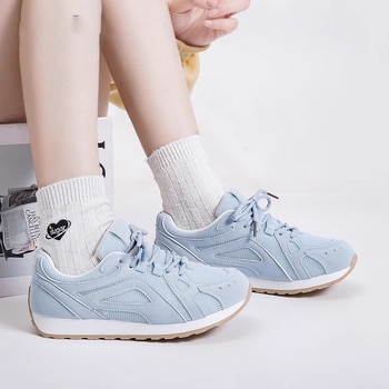 Dámske športové tenisky s vyvýšenou podrážkou 3–5 cm, PU vrchná časť, gumová podrážka, EVA vložka, šnúrky vpredu