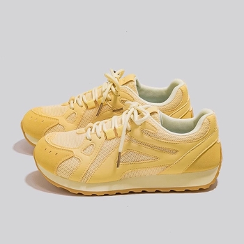 Dámske športové tenisky s vyvýšenou podrážkou 3–5 cm, PU vrchná časť, gumová podrážka, EVA vložka, šnúrky vpredu