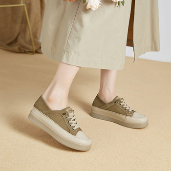 Dámske športovo-rekreačné tenisky z prvej vrstvy hovädzej kože; podrážka z hovädzej šľachy; zapínanie elastickým pásom; vnútorná stielka z kože prasacej; výška päty 3–5 cm