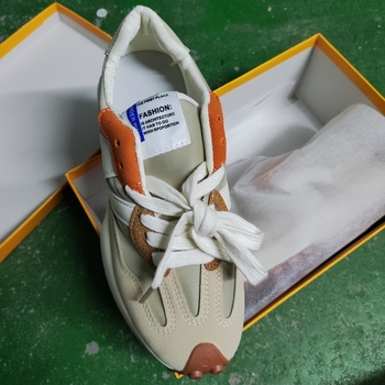 Športové tenisky v korejskom štýle: PU vrchný materiál, gumová podrážka, okrúhla špička, šnúrky, stredné vysoké pre členok