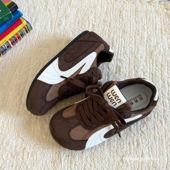 Dámske tréningové tenisky – vrchný materiál: Super Fiber; šnurovanie; nízky podpätok 1–3 cm; podrážka z gumy a plastu; protisklzové a odolné