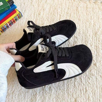 Dámske tréningové tenisky – vrchný materiál: Super Fiber; šnurovanie; nízky podpätok 1–3 cm; podrážka z gumy a plastu; protisklzové a odolné