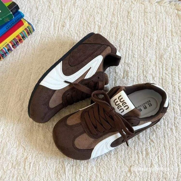 Dámske tréningové tenisky – vrchný materiál: Super Fiber; šnurovanie; nízky podpätok 1–3 cm; podrážka z gumy a plastu; protisklzové a odolné