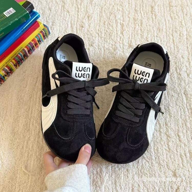 Dámske tréningové tenisky – vrchný materiál: Super Fiber; šnurovanie; nízky podpätok 1–3 cm; podrážka z gumy a plastu; protisklzové a odolné