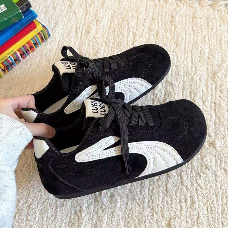 Dámske tréningové tenisky – vrchný materiál: Super Fiber; šnurovanie; nízky podpätok 1–3 cm; podrážka z gumy a plastu; protisklzové a odolné