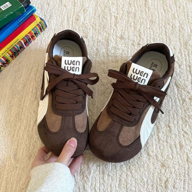 Dámske tréningové tenisky – vrchný materiál: Super Fiber; šnurovanie; nízky podpätok 1–3 cm; podrážka z gumy a plastu; protisklzové a odolné