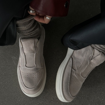 Dámske tréningové tenisky v Korean Style, vrch z teľacej kože, okrúhla špička, šnúrky vpredu, gumová podrážka, nízky podpätok 1–3 cm