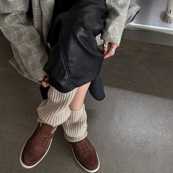 Dámske tréningové tenisky v Korean Style, vrch z teľacej kože, okrúhla špička, šnúrky vpredu, gumová podrážka, nízky podpätok 1–3 cm