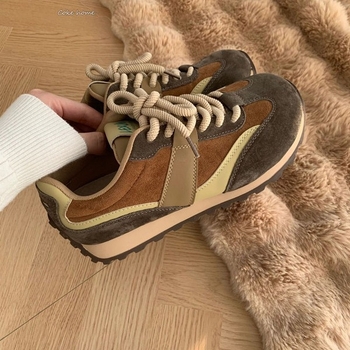 Dámske tenisky typu dad s vrchnákom z plátna, priedušná sieťovina, okrúhla špička, 3-5 cm vysoký stredný podpätok, gumová podrážka