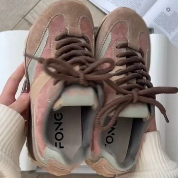 Dámske tenisky typu dad s vrchnákom z plátna, priedušná sieťovina, okrúhla špička, 3-5 cm vysoký stredný podpätok, gumová podrážka