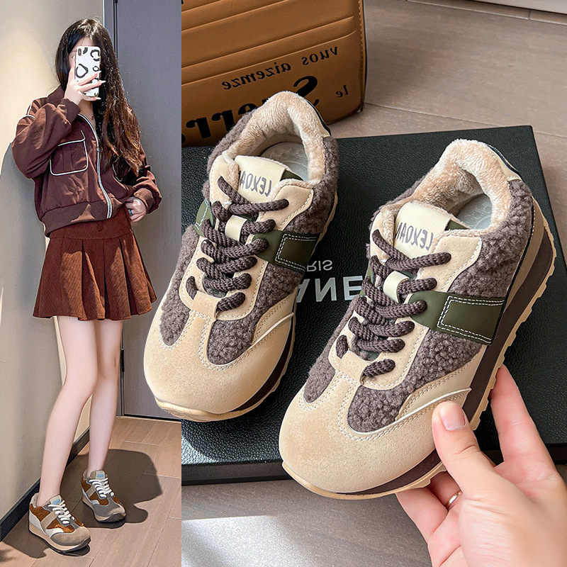 Dámske tenisky typu dad s vrchnákom z plátna, priedušná sieťovina, okrúhla špička, 3-5 cm vysoký stredný podpätok, gumová podrážka