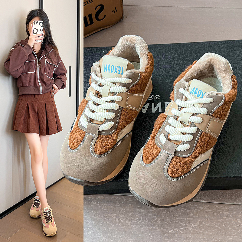 Dámske tenisky typu dad s vrchnákom z plátna, priedušná sieťovina, okrúhla špička, 3-5 cm vysoký stredný podpätok, gumová podrážka