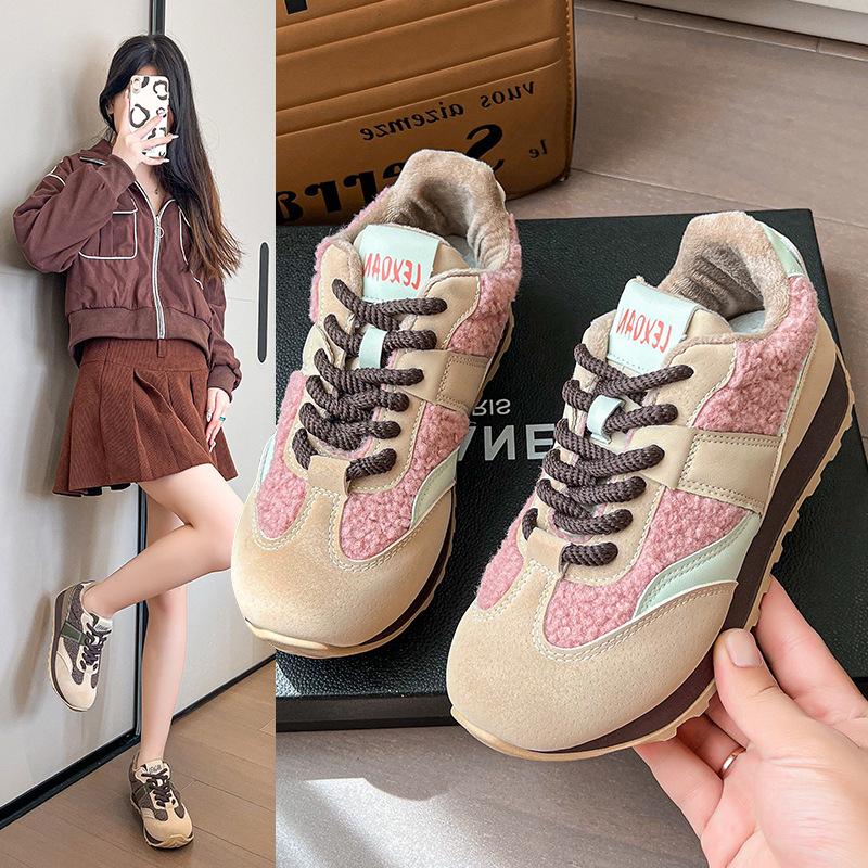 Dámske tenisky typu dad s vrchnákom z plátna, priedušná sieťovina, okrúhla špička, 3-5 cm vysoký stredný podpätok, gumová podrážka