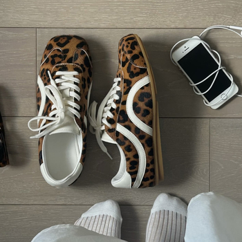 Γυναικεία vintage αθλητικά παπούτσια με λεοπάρ принτ σε στυλ γερμανικών στρατιωτικών, κορδόνια, στρογγυλή μύτη, χαμηλό προφίλ, πάνω μέρος από τρίχα αλόγου, σόλα από καουτσούκ