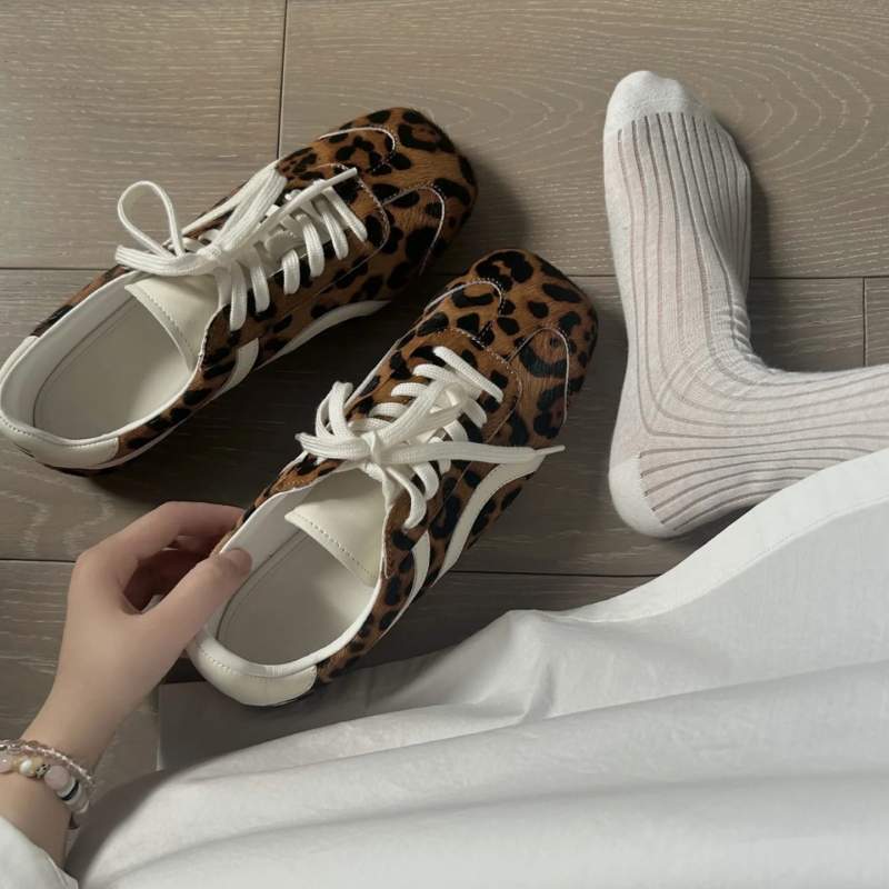 Γυναικεία vintage αθλητικά παπούτσια με λεοπάρ принτ σε στυλ γερμανικών στρατιωτικών, κορδόνια, στρογγυλή μύτη, χαμηλό προφίλ, πάνω μέρος από τρίχα αλόγου, σόλα από καουτσούκ