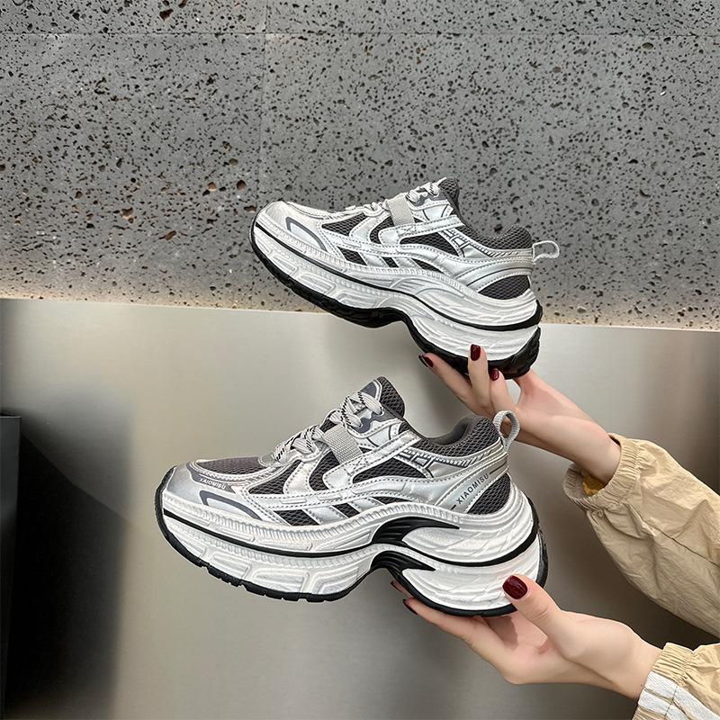 Dad shoes s debelim potplatom i unutarnjim povećanjem visine, mrežasti gornji dio, kopčanje sprijeda, lagana gumena podloga