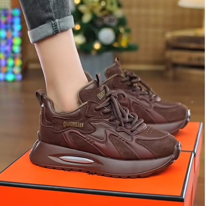 Ženske tenisice u stilu dad shoes – gornji dio od umjetne kože, gumeni potplat, nizak 1–3 cm, vezanje šnure, retro ležerni stil, jesen 2025