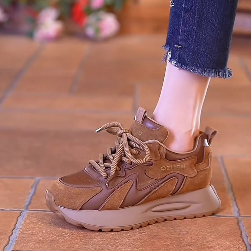Ženske tenisice u stilu dad shoes – gornji dio od umjetne kože, gumeni potplat, nizak 1–3 cm, vezanje šnure, retro ležerni stil, jesen 2025
