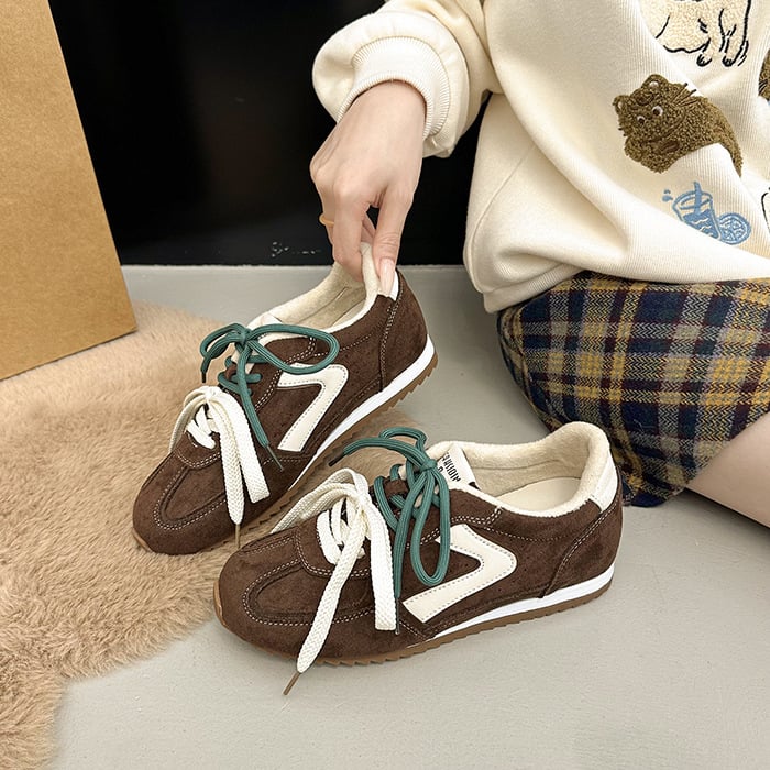 Dámske derby topánky s teplou podšívkou z plyšu, hrubá podrážka pre zvýšenie výšky, vrchná časť z veluru, predné šnurovanie, gumová podrážka