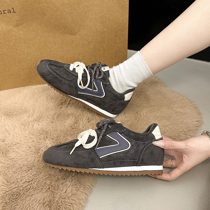 Dámske derby topánky s teplou podšívkou z plyšu, hrubá podrážka pre zvýšenie výšky, vrchná časť z veluru, predné šnurovanie, gumová podrážka
