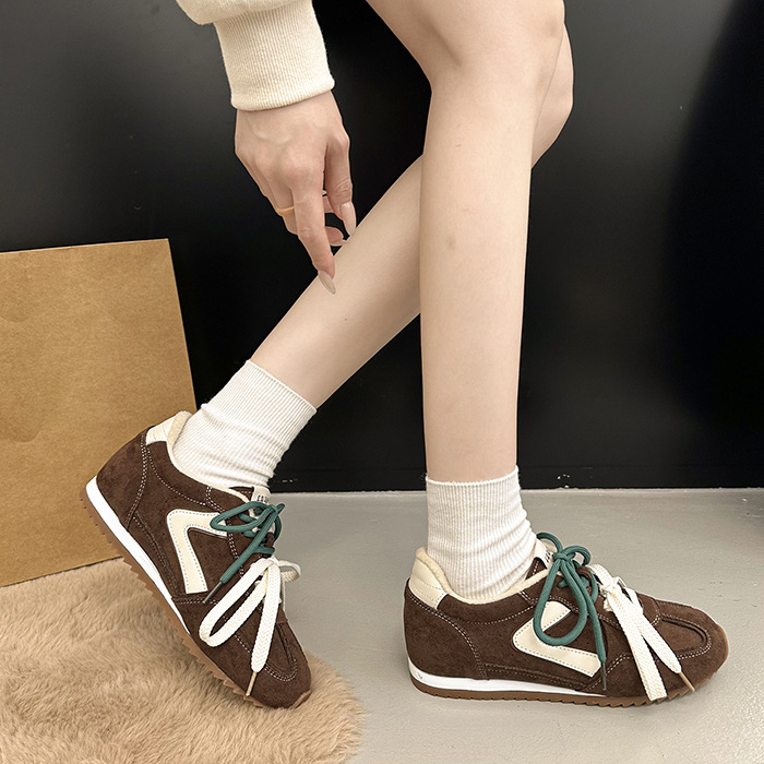 Dámske derby topánky s teplou podšívkou z plyšu, hrubá podrážka pre zvýšenie výšky, vrchná časť z veluru, predné šnurovanie, gumová podrážka