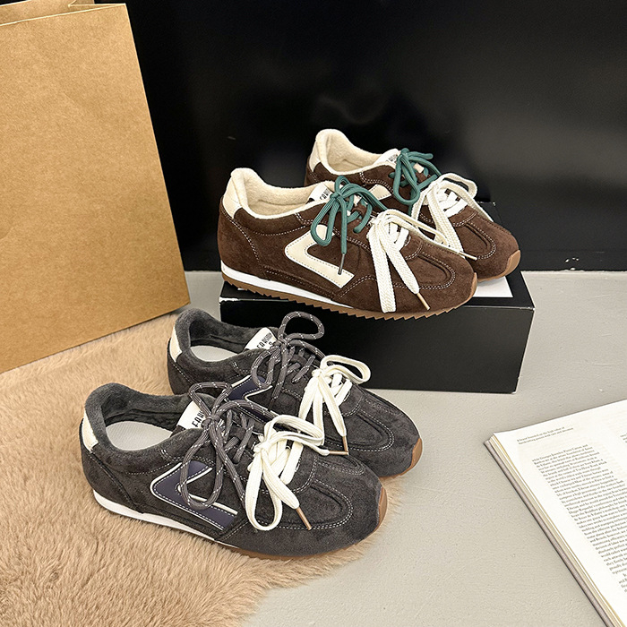 Dámske derby topánky s teplou podšívkou z plyšu, hrubá podrážka pre zvýšenie výšky, vrchná časť z veluru, predné šnurovanie, gumová podrážka