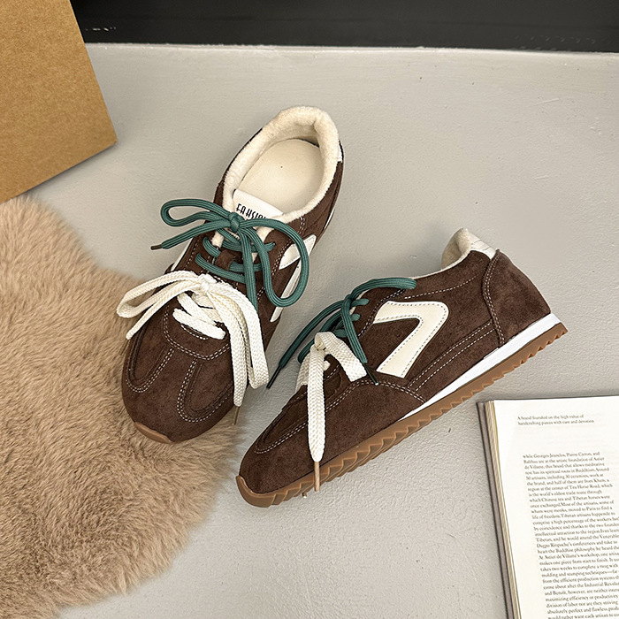 Dámske derby topánky s teplou podšívkou z plyšu, hrubá podrážka pre zvýšenie výšky, vrchná časť z veluru, predné šnurovanie, gumová podrážka