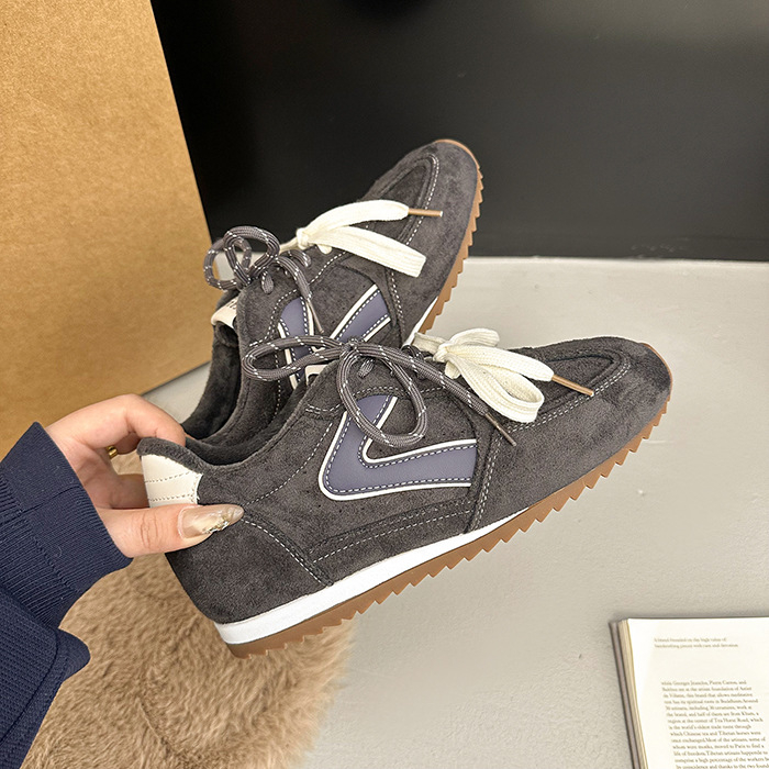 Dámske derby topánky s teplou podšívkou z plyšu, hrubá podrážka pre zvýšenie výšky, vrchná časť z veluru, predné šnurovanie, gumová podrážka