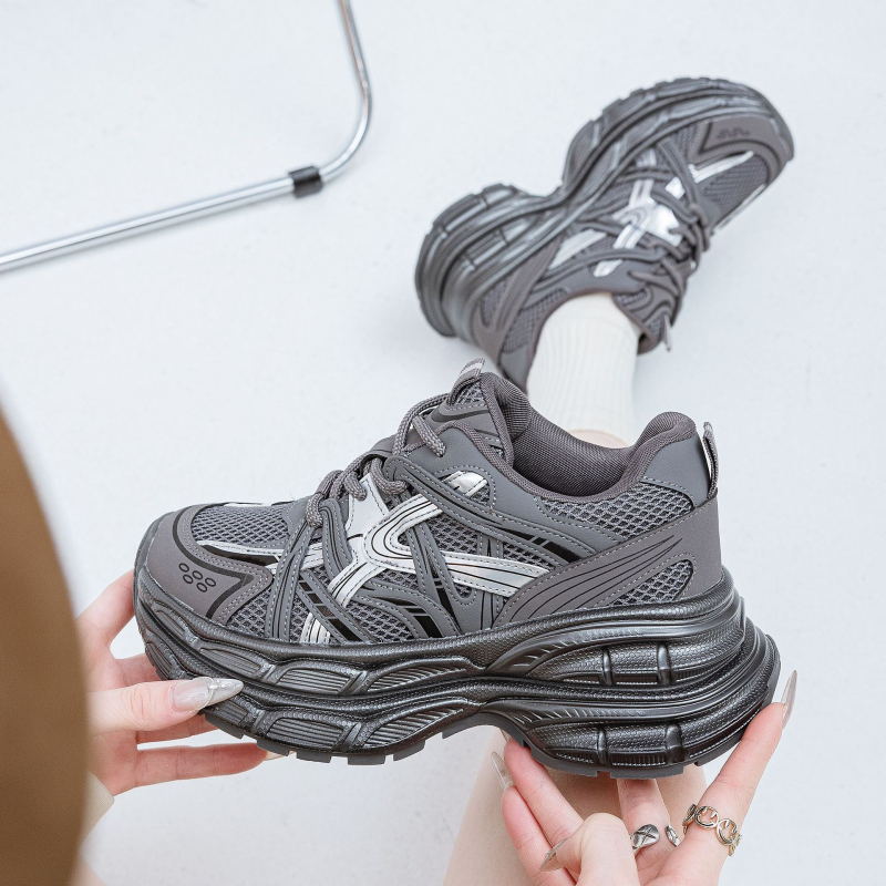 Patike tipa dad shoes s gornjim dijelom od mikrovlakna, okrugli vrh, peta 6-8 cm, ljepiva guma potplat, ulošak od prirodne kože