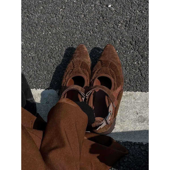 Vintage Mary Jane sportske tenisice s špicastim nosom, Velcro zatvaranje, nubuk gornji dio, gumeni potplat, niski potpetice 1–3 cm