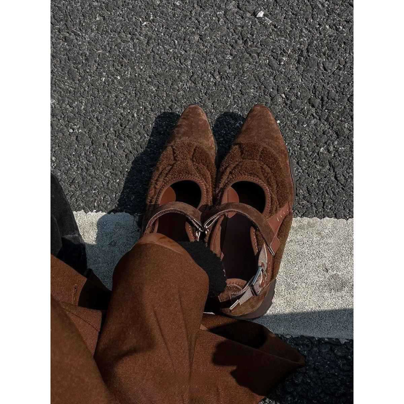 Vintage Mary Jane sportske tenisice s špicastim nosom, Velcro zatvaranje, nubuk gornji dio, gumeni potplat, niski potpetice 1–3 cm