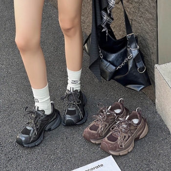 Ženske tenisice tipa Dad Shoes s debelim petom, gornji dio: koža druge klase + umjetna koža + tkanina; uložak: prirodna koža; đon: PU; visina pete: 3–5 cm