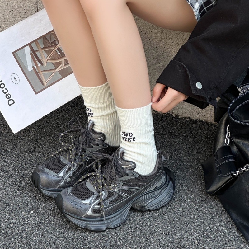 Ženske tenisice tipa Dad Shoes s debelim petom, gornji dio: koža druge klase + umjetna koža + tkanina; uložak: prirodna koža; đon: PU; visina pete: 3–5 cm