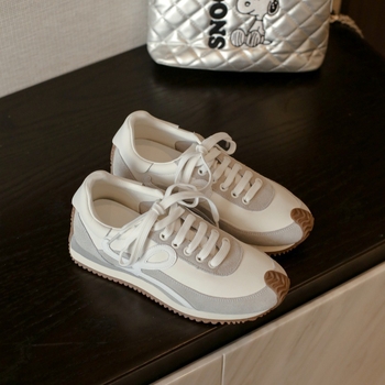 Ženske tenisice od kože krava i tkanine, retro casual stil, debeli đon 3-5 cm, prednje vezanje, okrugli vrh, gumeni potplat — proljetno izdanje 2025