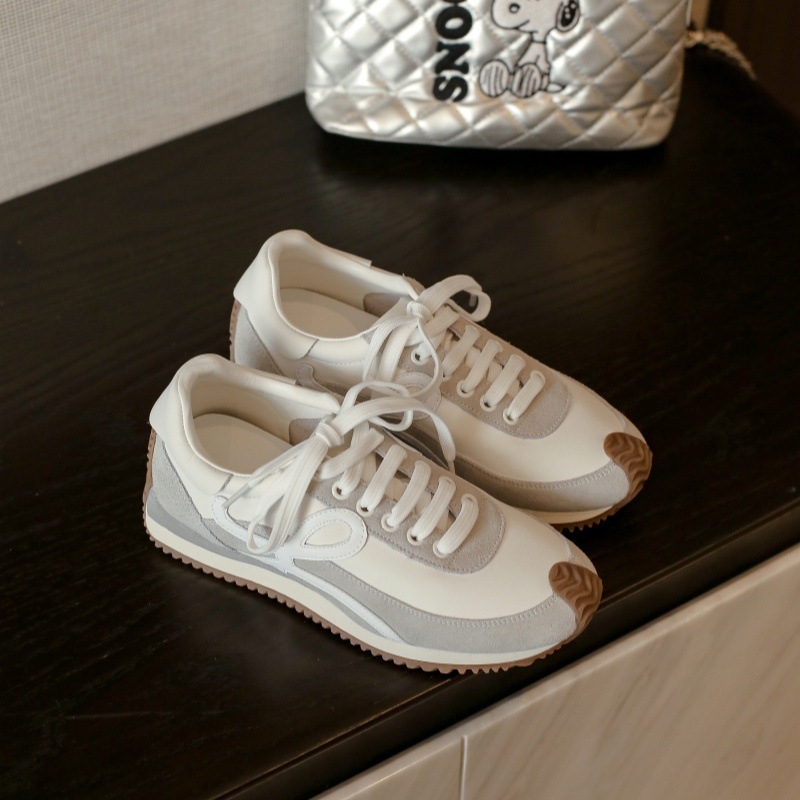 Ženske tenisice od kože krava i tkanine, retro casual stil, debeli đon 3-5 cm, prednje vezanje, okrugli vrh, gumeni potplat — proljetno izdanje 2025