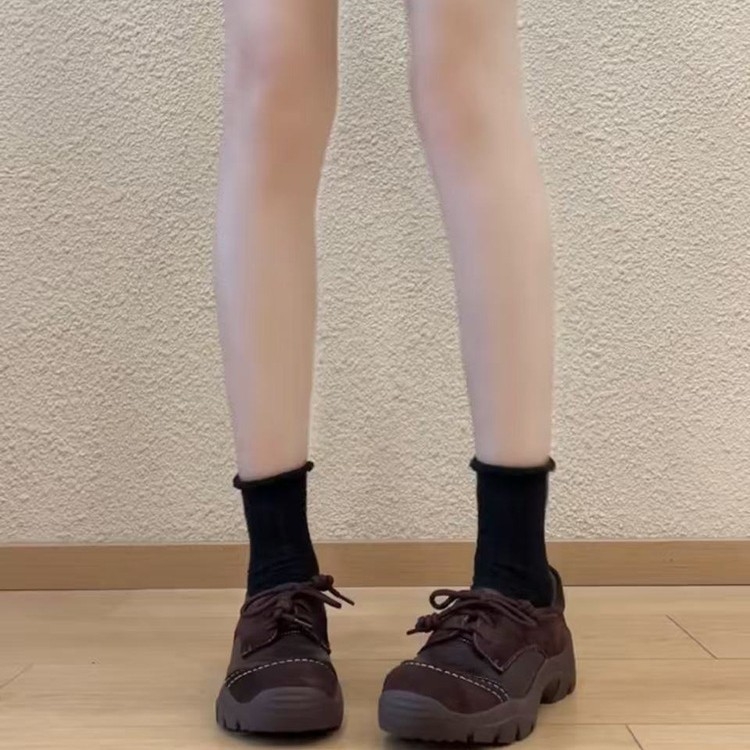 Ženske tenisice od velura s gumom na podrážci, prednje vezivanje, okrugli vrh, niski profil, retro stil