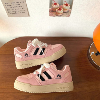 Ženske tenisice s visokim gornjim dijelom u retro stilu, od umjetne kože, gumeni potplat, vezanje, podstava od super vlakana, visina pete 3–5 cm