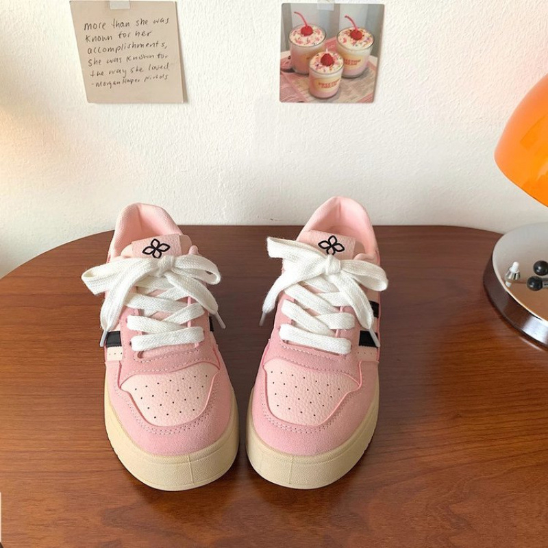 Ženske tenisice s visokim gornjim dijelom u retro stilu, od umjetne kože, gumeni potplat, vezanje, podstava od super vlakana, visina pete 3–5 cm