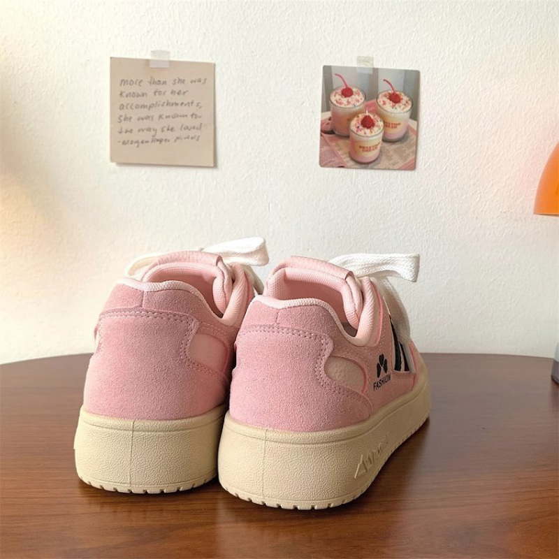 Ženske tenisice s visokim gornjim dijelom u retro stilu, od umjetne kože, gumeni potplat, vezanje, podstava od super vlakana, visina pete 3–5 cm