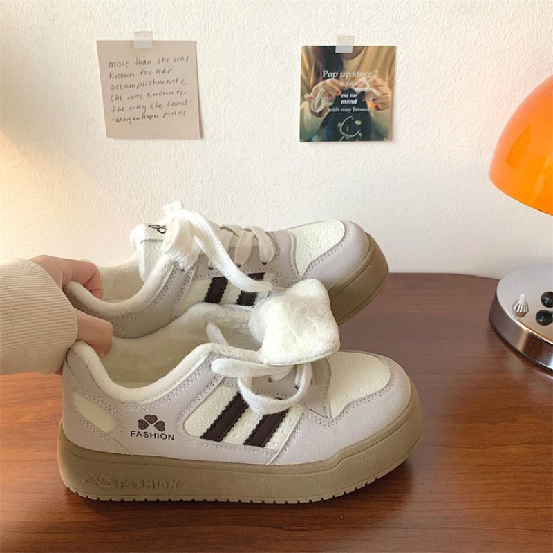 Ženske tenisice s visokim gornjim dijelom u retro stilu, od umjetne kože, gumeni potplat, vezanje, podstava od super vlakana, visina pete 3–5 cm